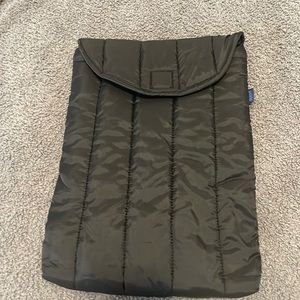 Baggu puffy laptop sleeve - black